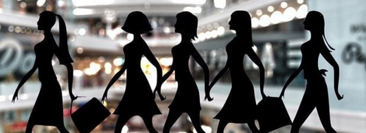 店舗前を通過する買い物女性のシルエット。来店の可能性を示す通行量イメージ。