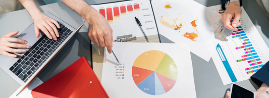 店舗データをモバイルで確認し、現場状況を把握しようとする小売スタッフ