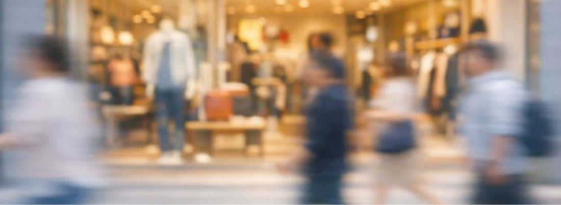 店前を人が流れている様子