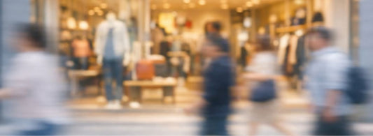 店前を人が流れている様子