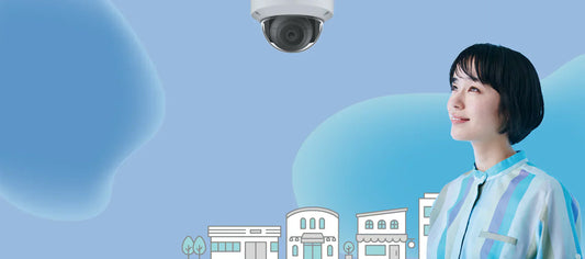 来店計測カメラと店舗前に立つ女性のイメージ