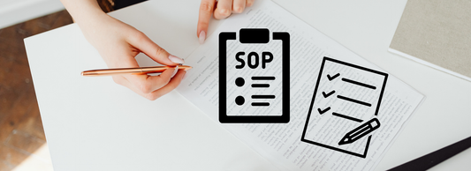 SOP（標準作業手順書）を確認している場面