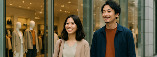 店舗前を歩くカップルの様子