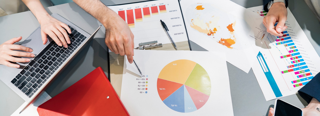 データを集約し、店舗運営について机上で議論する店舗関係者の様子