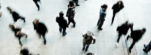 小売店舗の前に集まる歩行者の様子を示す写真。来店者数の伸び悩みを考えるためのイメージ。